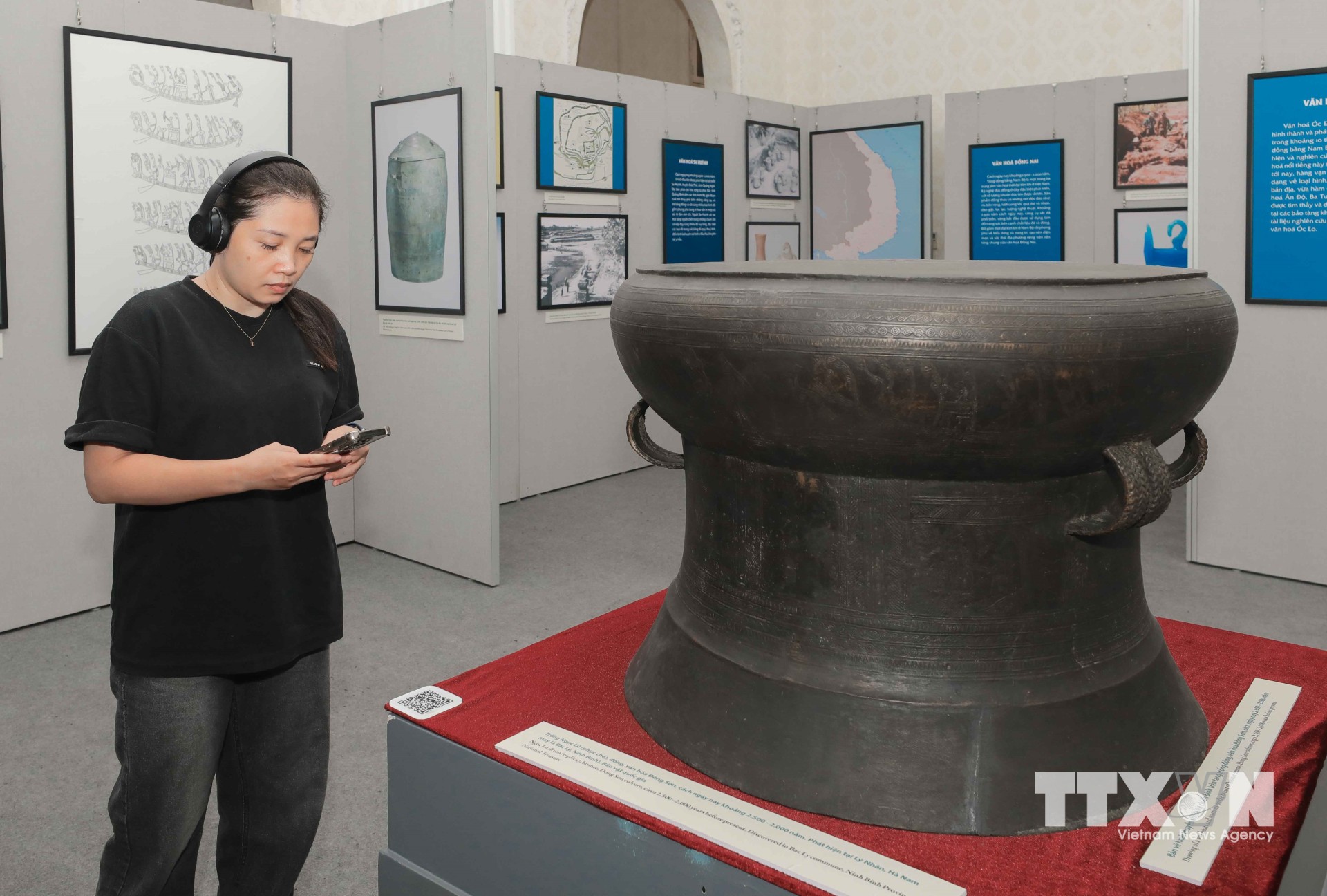 Bảo vật Quốc gia - trống đồng Ngọc Lũ, tích hợp mã QR giúp du khách dễ dàng tra cứu thông tin, tìm hiểu giá trị lịch sử, văn hóa và nghệ thuật của hiện vật. (Ảnh: Phan Phương/TTXVN)
